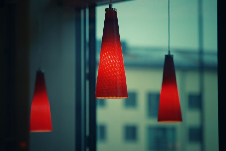 Verschiedene Designlampen in einem stilvollen Wohnbereich, die Atmosphäre und Stil unterstreichen.